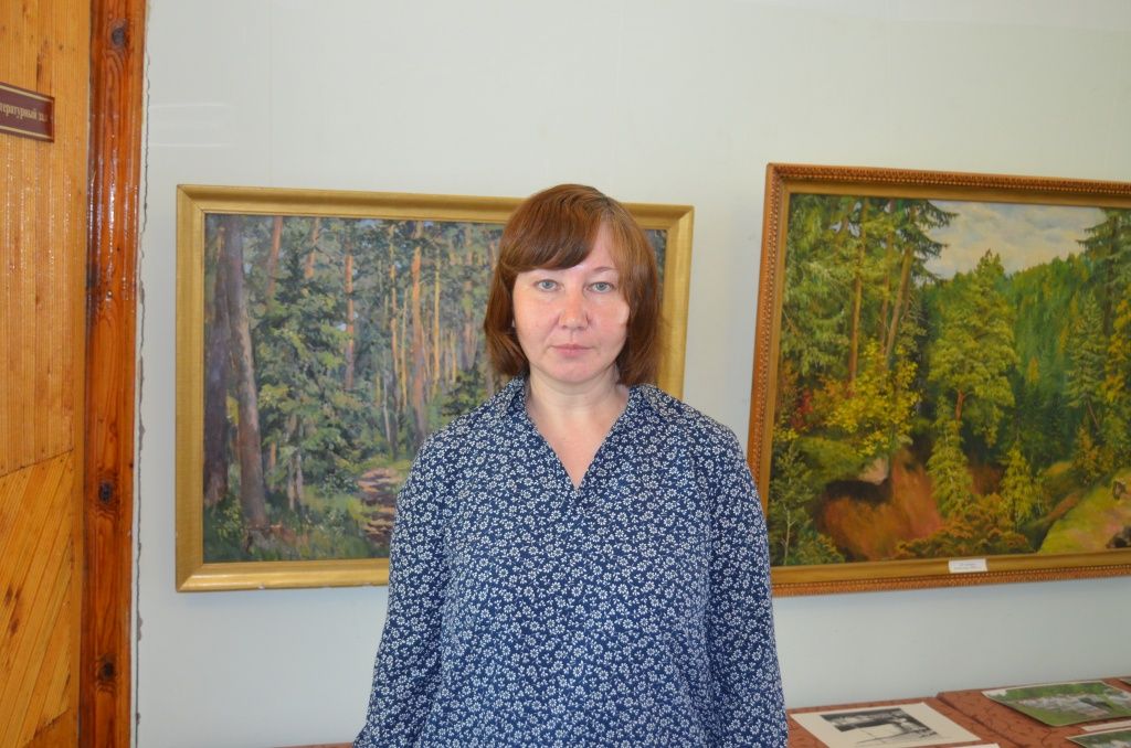 Директор музея Татьяна Гусева больше всех знает о революционном прошлом сернурской швейцарии.JPG