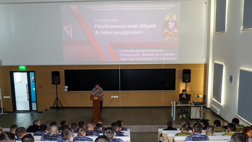В конце встречи росгвардейцы задали лектору вопросы. (Фото предоставлено Управление Росгвардии по РМЭ).