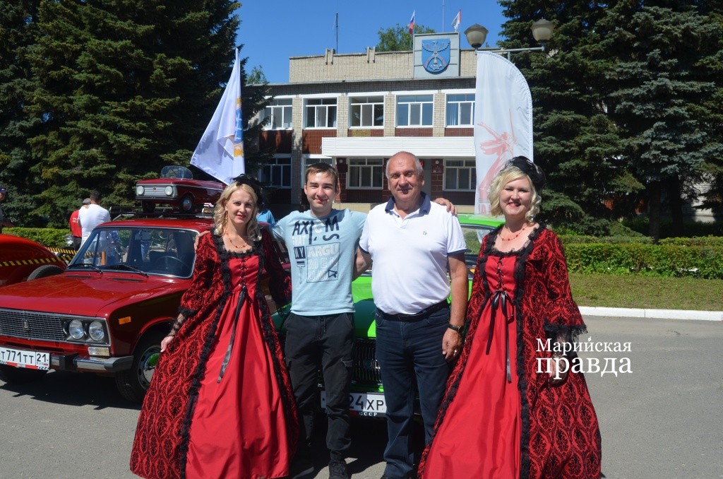 Девушки-стендистки вызывали не меньший интерес, чем сами автомобили1.jpg