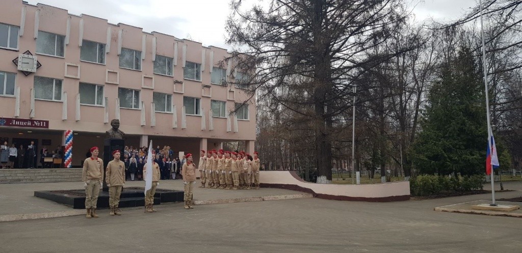 Юнармейцы пронесли герб лицея, остальные ученики исполнили патриотические песни. Фото Е. Роман. photo_2022-04-25_10-09-57.jpg