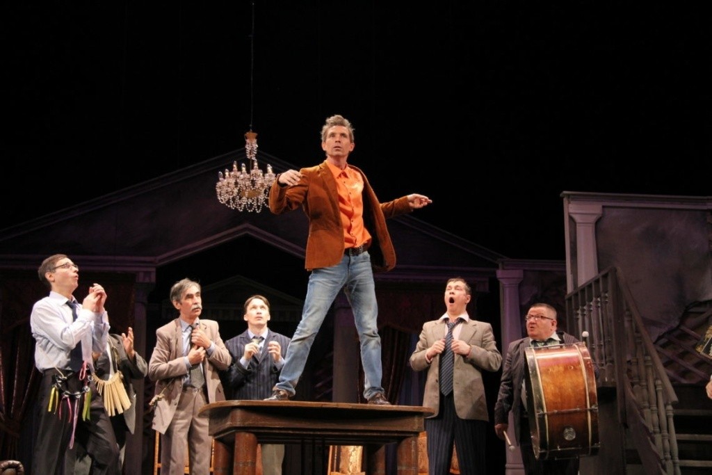 Хлестаков в Ревизоре получился обательным, современным и невероятно пластичным во многом благодаря личным находкам артиста. Фото Валерия Тумбаева.jpg