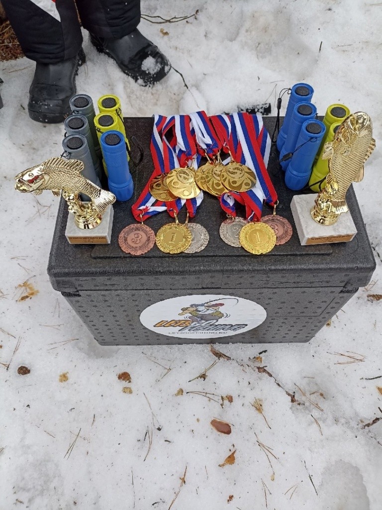 Медали и призы для юных мастеров рыбалки..jpg