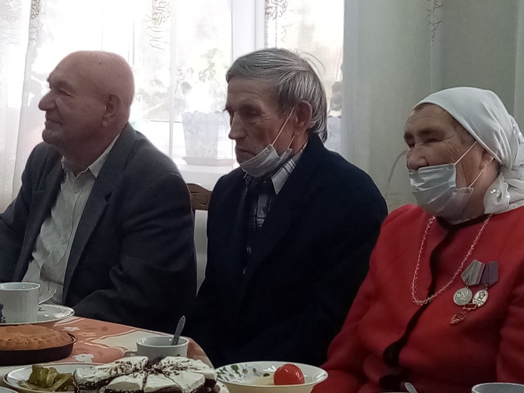 Праздник за общим столом всегда в радость! (Фото Натальи Кулишовой).