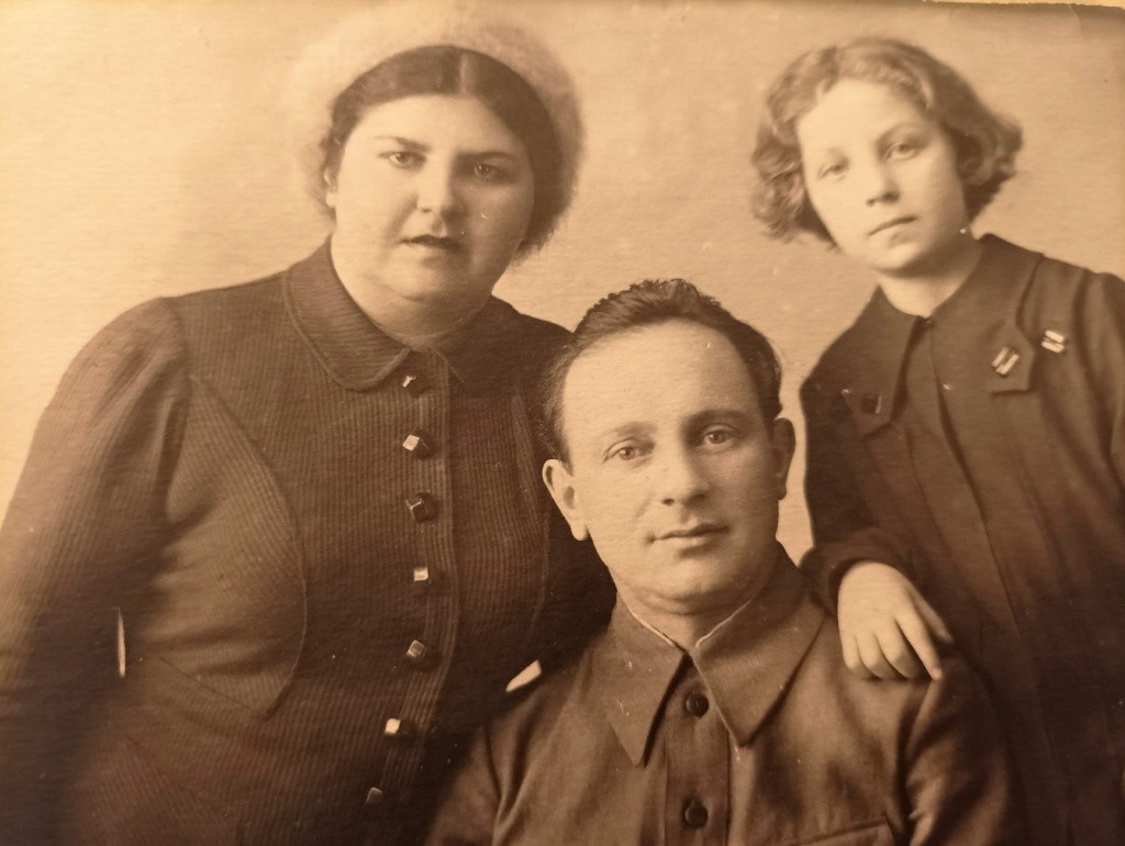 С мамой Цветой Исааковной и папой Давидом Моисеевичем. 1941 год..jpg