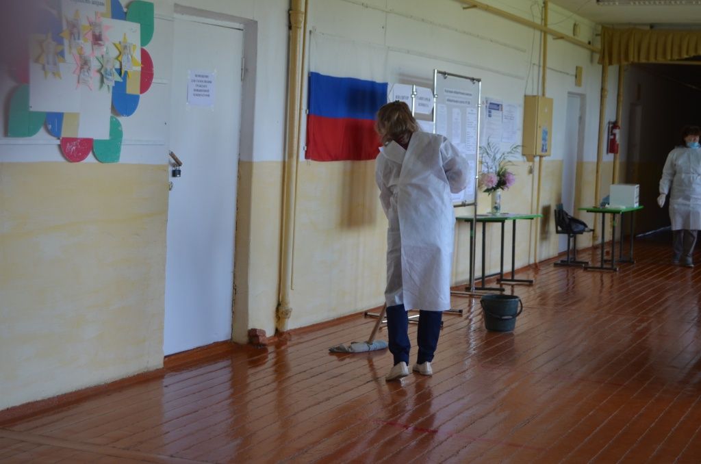 Чистота залог здоровья - уборкой помещений комиссии занимается специальная техслужащая.JPG