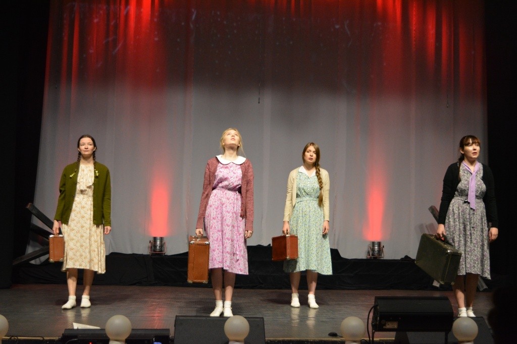 Проникновенно, профессионально, эмоционально. Сцнеа из спектакля У войны не женское лицо. фото предоставлено Аллой Москвиной.jpg