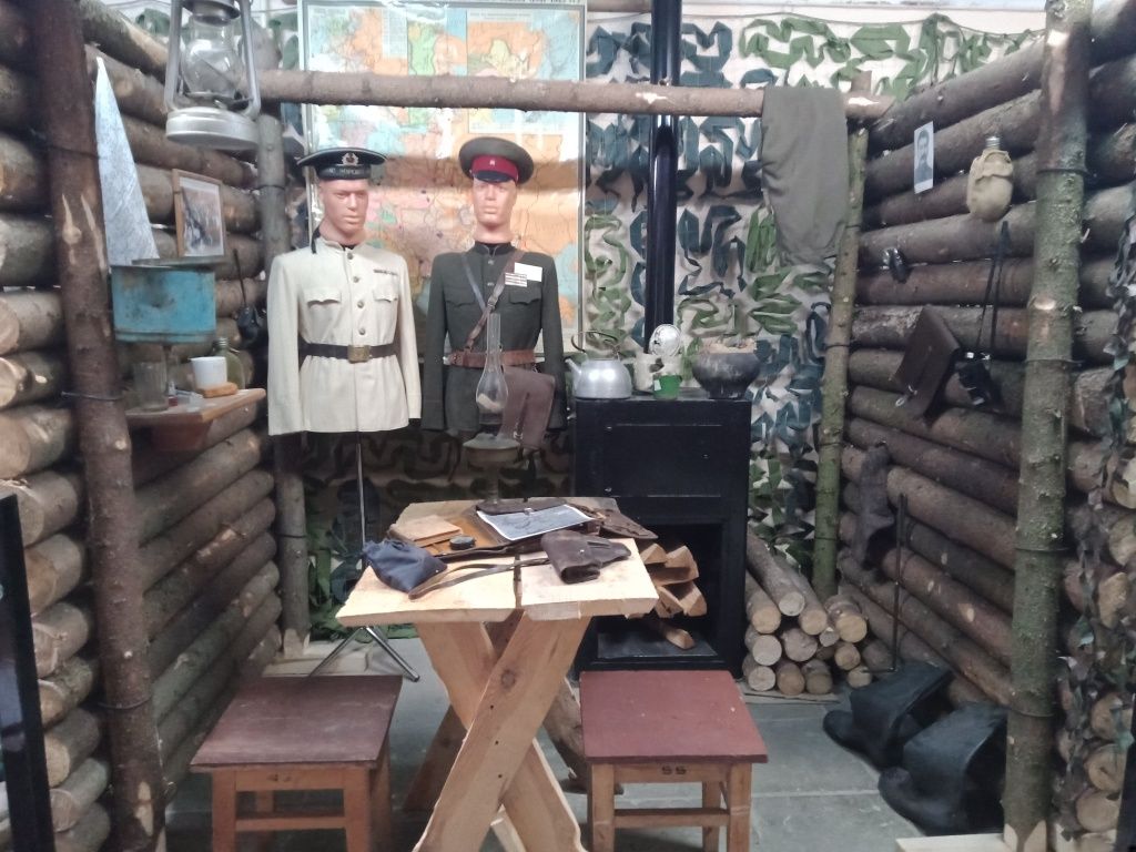 Экспозиция в землянке командира