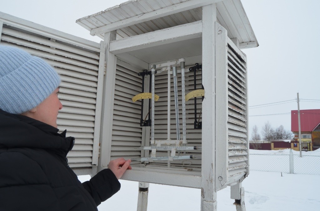 Каких только термометров нет в метеобудке.jpg