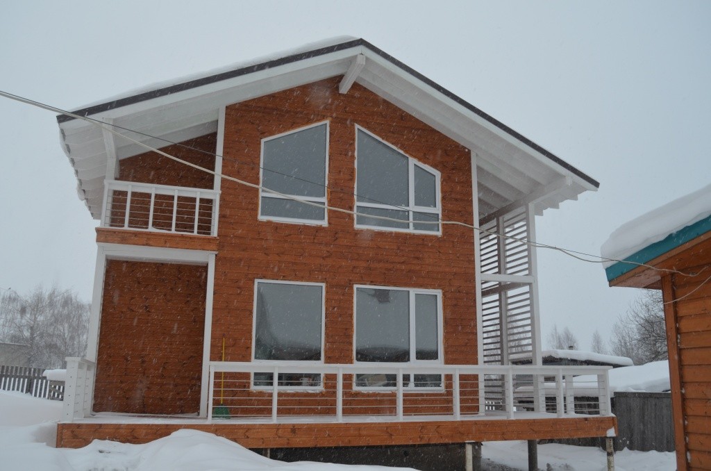 Вот в таком доме необычной для наших мест архитектуры с огромными панорамными окнами будет жить семья Леухиных.jpg