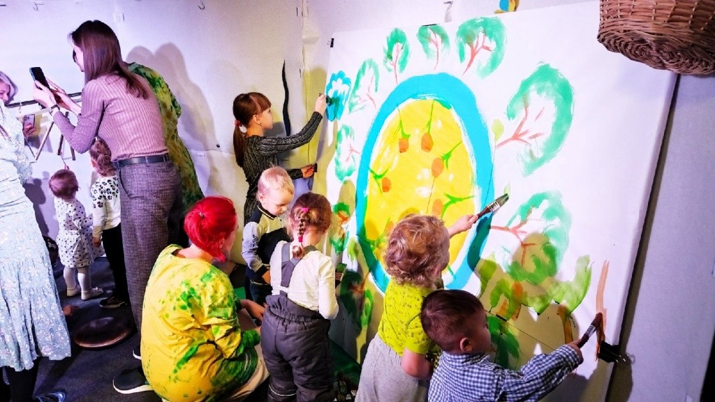 Кто-то рисовал, а кто-то играл... Фото Марины Оленевой.jpg