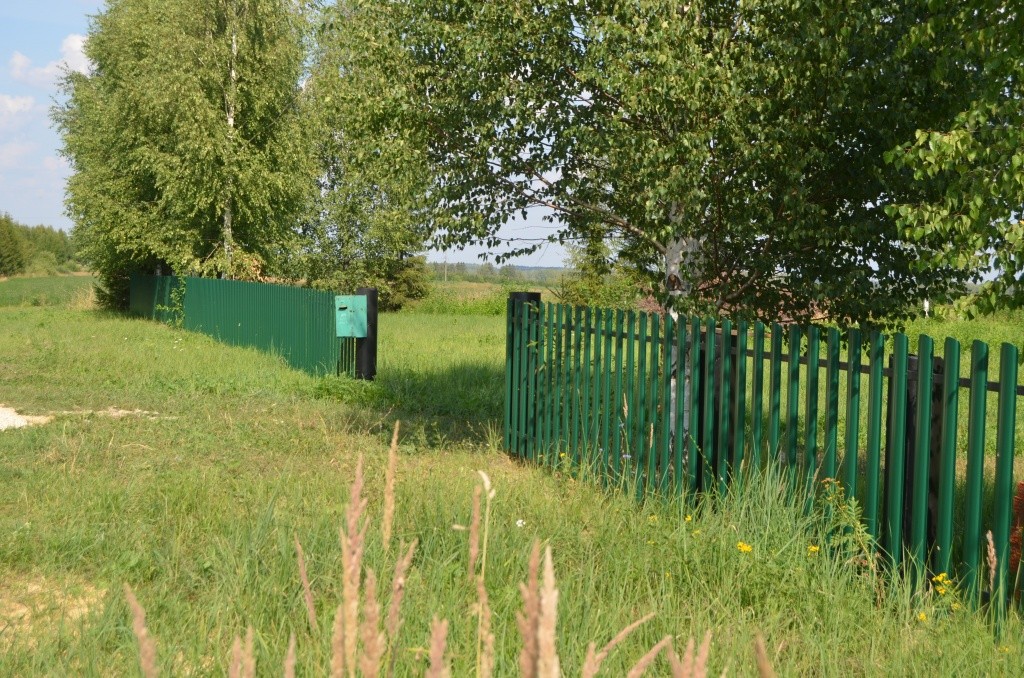 Изгородь из евроштакетника теперь прослужит вечность. Изгородь из евроштакетника теперь прослужит вечность.jpg
