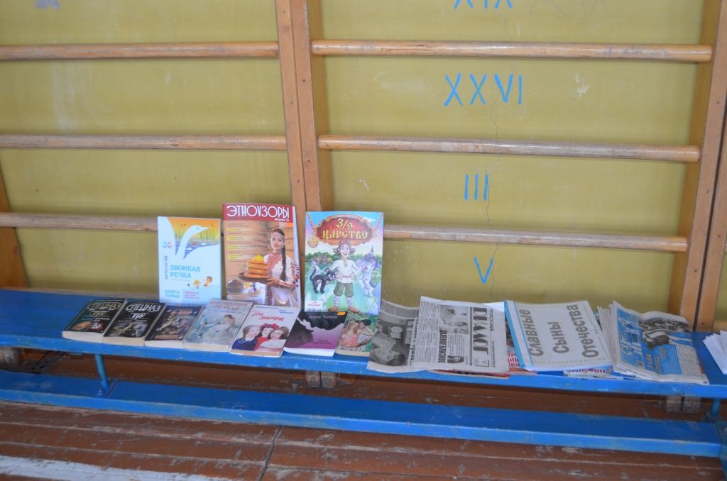 Книгопередвижка в спортзале стала своей.JPG