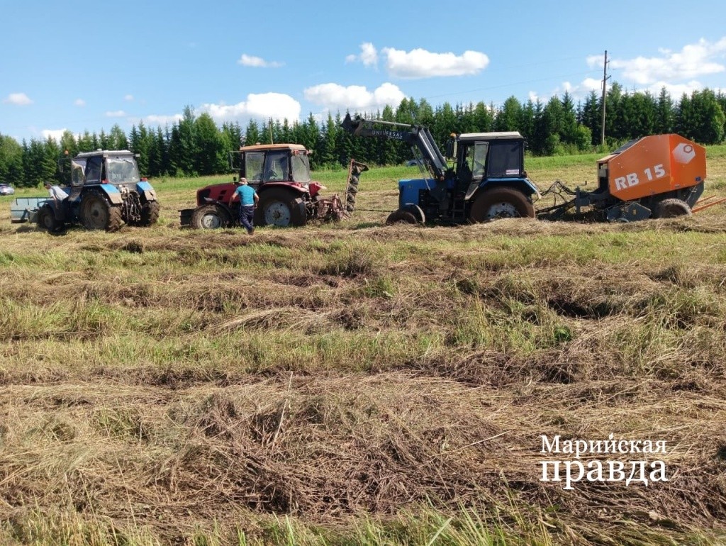 Дедка за репку.... Чтобы вытащить застрявший в поле пресс, понадобились два трактора 1.jpg