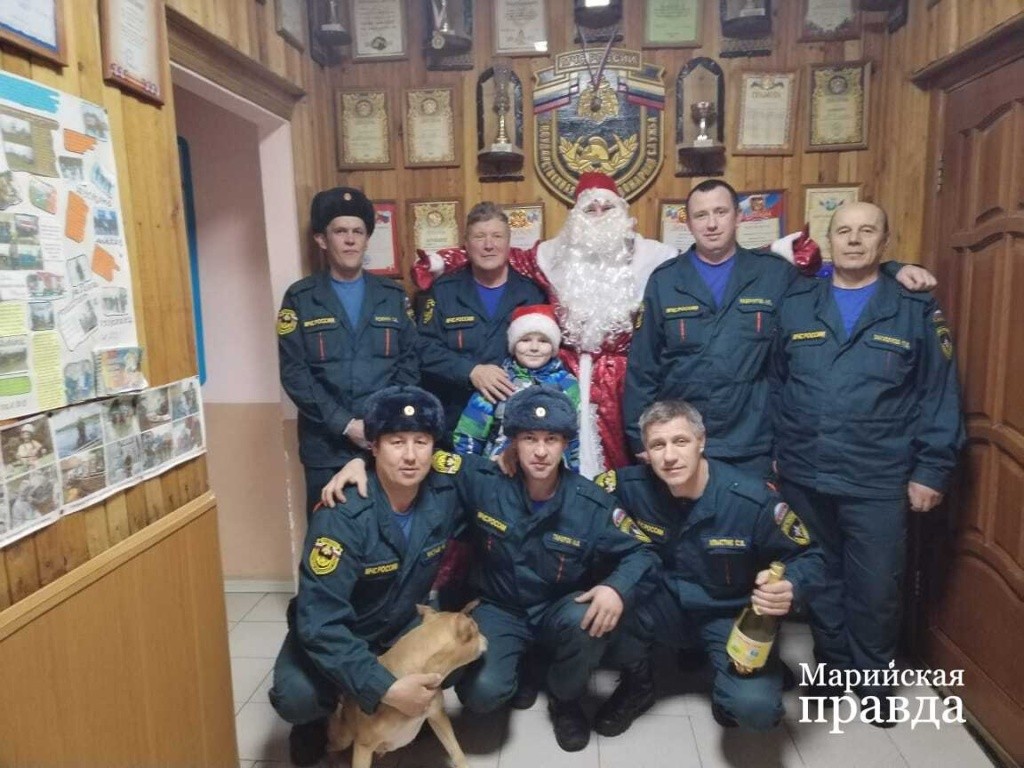 В новогоднюю ночь заглянуть к пожарным в гости может и дедушка Мороз..jpg