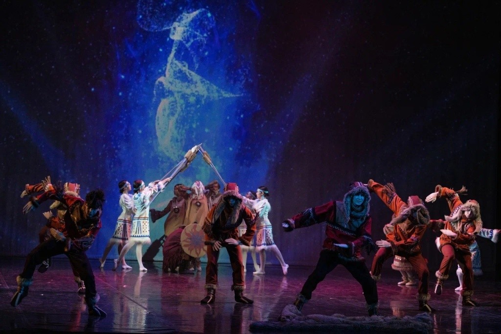 Выступление подопечных Ж. Шутылевой в Кремлевском Дворце с программой Сказания Севера. Фото предоставлено Жанной Шутылевой.jpg