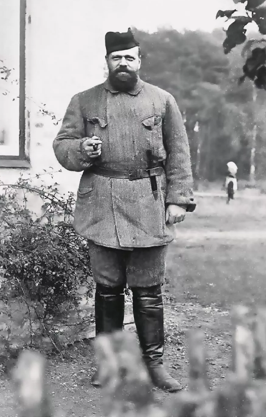 в охотничьем костюме.png