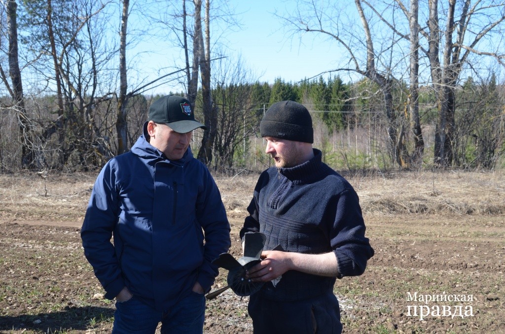Автор проекта, заместитель руководителя хозяйства Сергей Данилов и рулевой лунохода Дмитрий Смоленцев (слева направо)..jpg