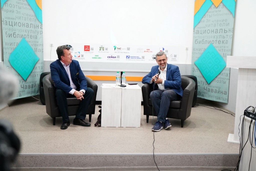 Модератором встречи с представителями СМИ выступил главный редактор "Марийской правды" Сергей Дружинин (на фото слева). (Фото Виктории Соловьевой, пресс-служба епархии). Модератором встречи с представителями СМИ выступил главный редактор "Марийской правды" Сергей Дружинин (на фото слева). (Фото Виктории Соловьевой, пресс-служба епархии).