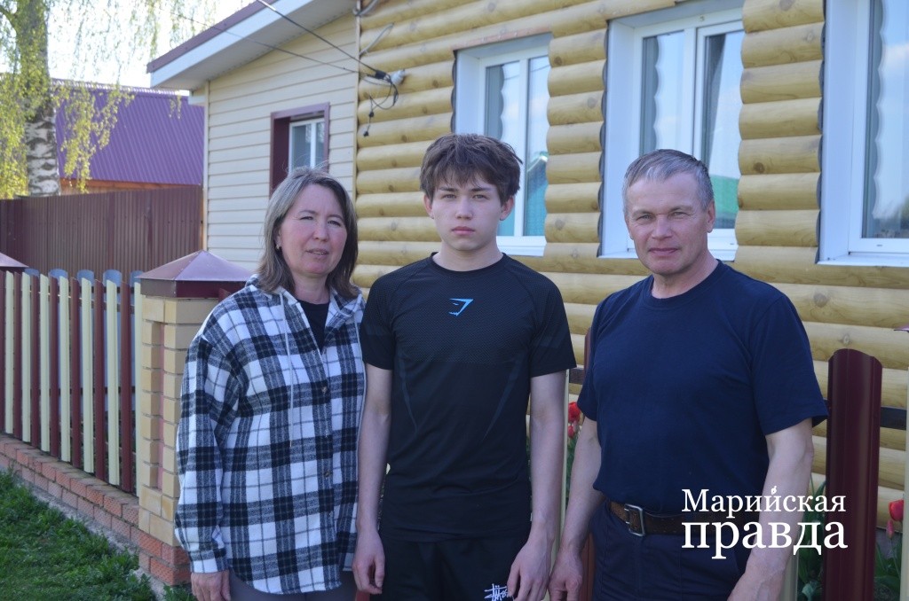 Дружная семья Афанасьевых на фоне родного дома в деревне Старый Юледур. Дружная семья Афанасьевых на фоне родного дома в деревне Старый Юледур 1.jpg