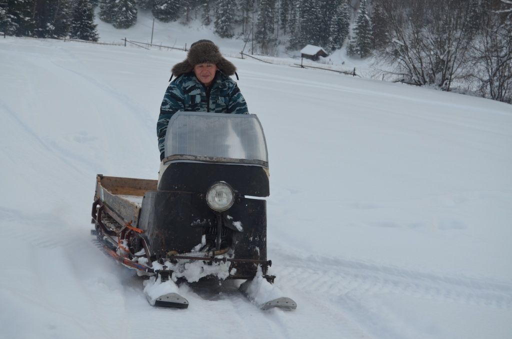 Даже по свежему насту и в горку дедушка-снегоход бежит достаточно резво.JPG