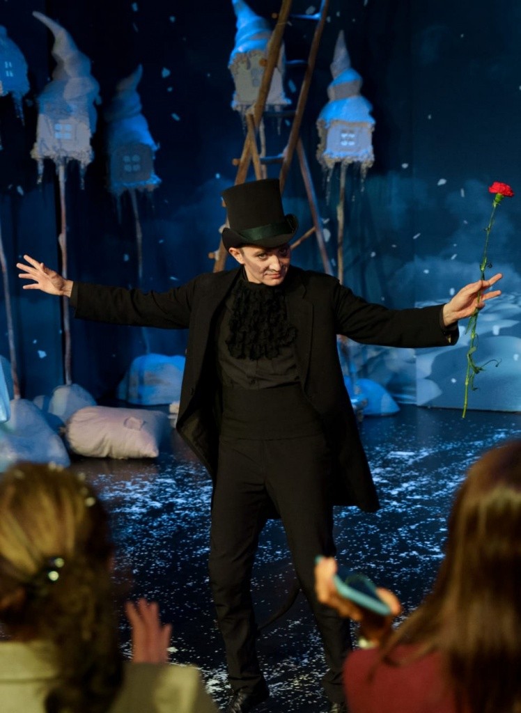 Черт в его исполнении - это темперамент, азарт, изобретальность! Фото предоставлено русским театром.jpg