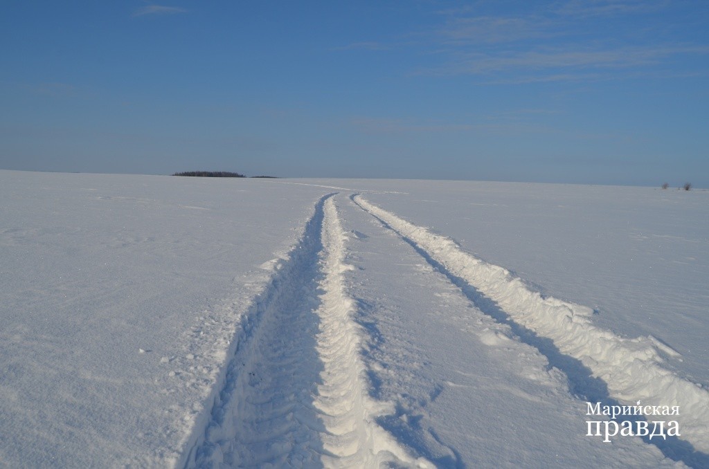 Вот такой след оставляет на заснеженной целине мощный Кировец..jpg