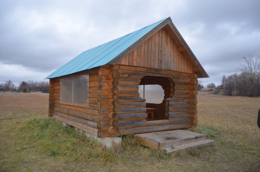 По соседству с ключом люди поставили вот такую беседку для отдыха.JPG