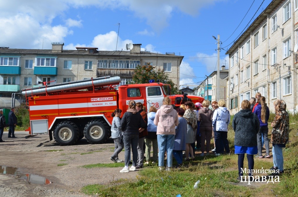 Эвакуированный коллектив ждет отбоя..jpg