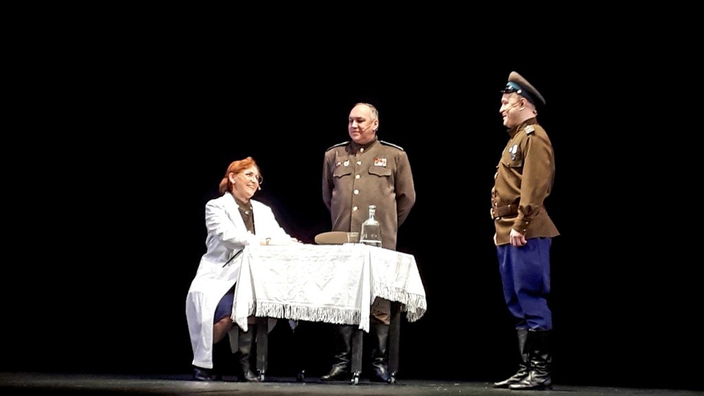 Военврач Львович - народная артистка РМЭ Светлана Сандакова, генерал - заслуженный артист РМЭ Эдуард Яковлев, майор Булочкин - артист Алексей Тетерин.jpg