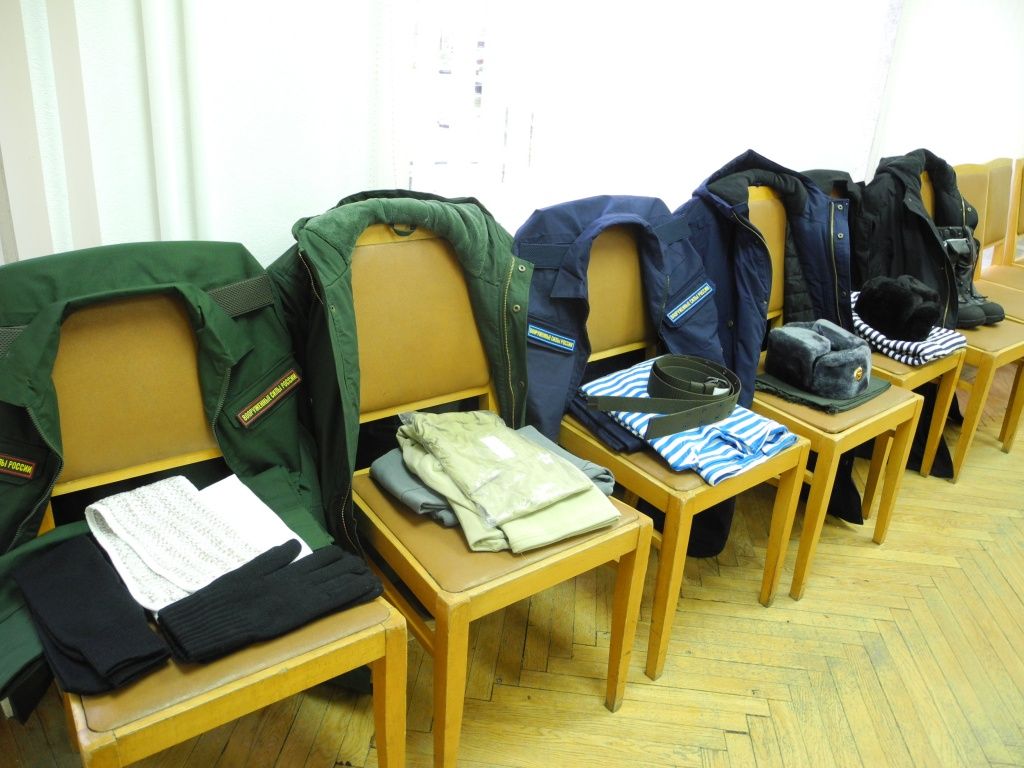 Помимо военной формы, призывникам выдают маски, перчатки, интисептики. (Фото Натальи Кулишовой).