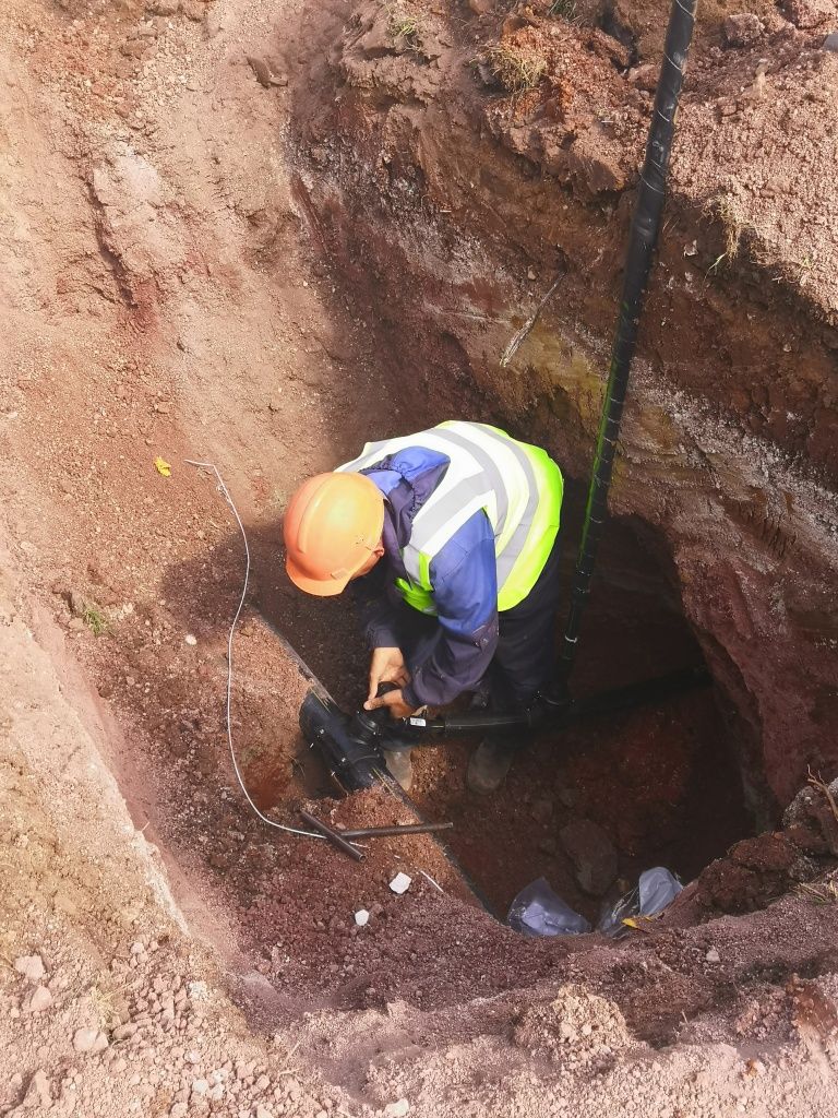 Идет сварка стыка двух труб. Идет сварка стыка двух труб.jpg