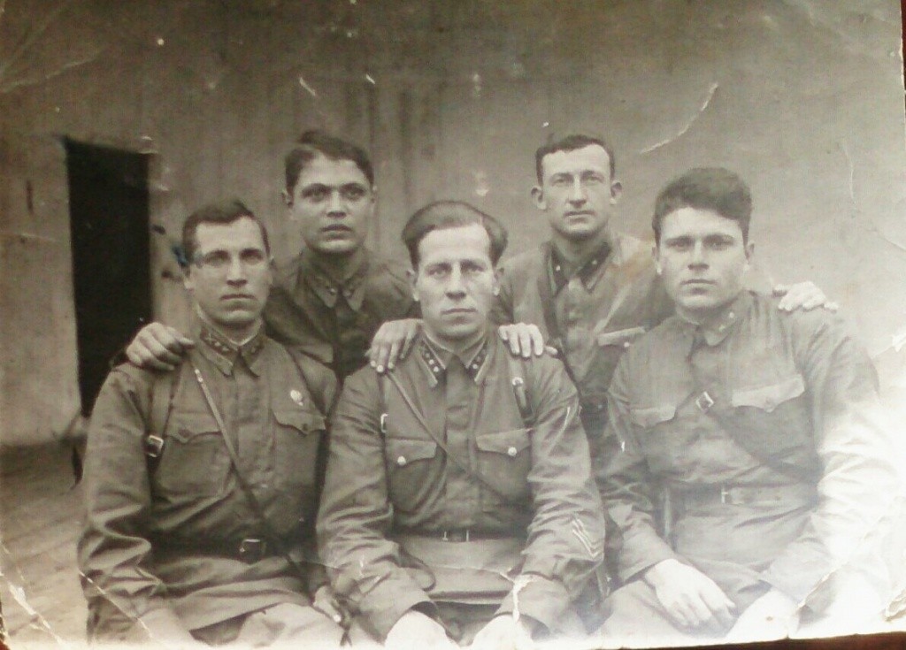 Семейное предание гласит, что это фото сделано после первого боя, тогда Володя впервые закурил... (Фото из семейного архива). Семейное предание гласит, что это фото сделано после первого боя, тогда Володя впервые закурил... (Фото из семейного архива).