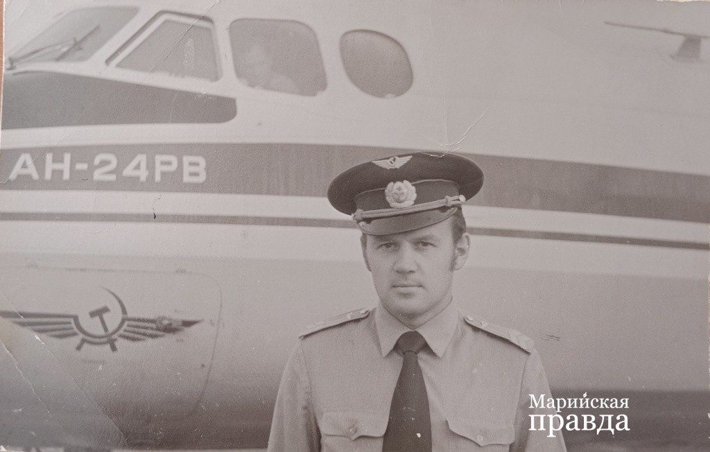 Зыков у самолета 1.jpg Зыков у самолета 1.jpg