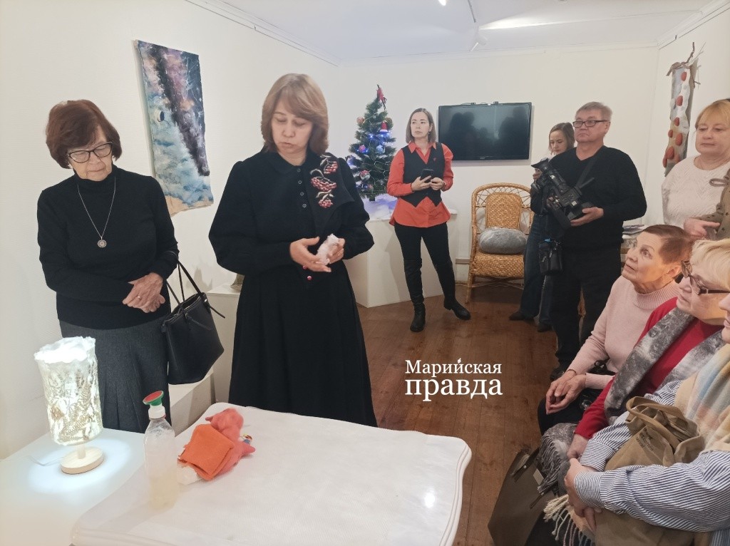 Елена Ушакова с удовольствием делится с желающими своим мастерством.jpg