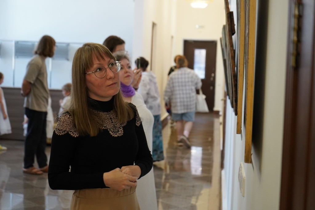 Перед картинами можно стоять часами. Фото предоставлено Музеем истории Православия..jpg