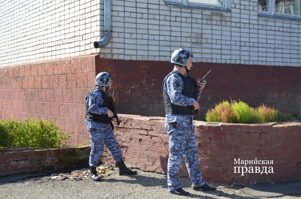 Бойцы Росгвардии оцепили здание школы..jpg