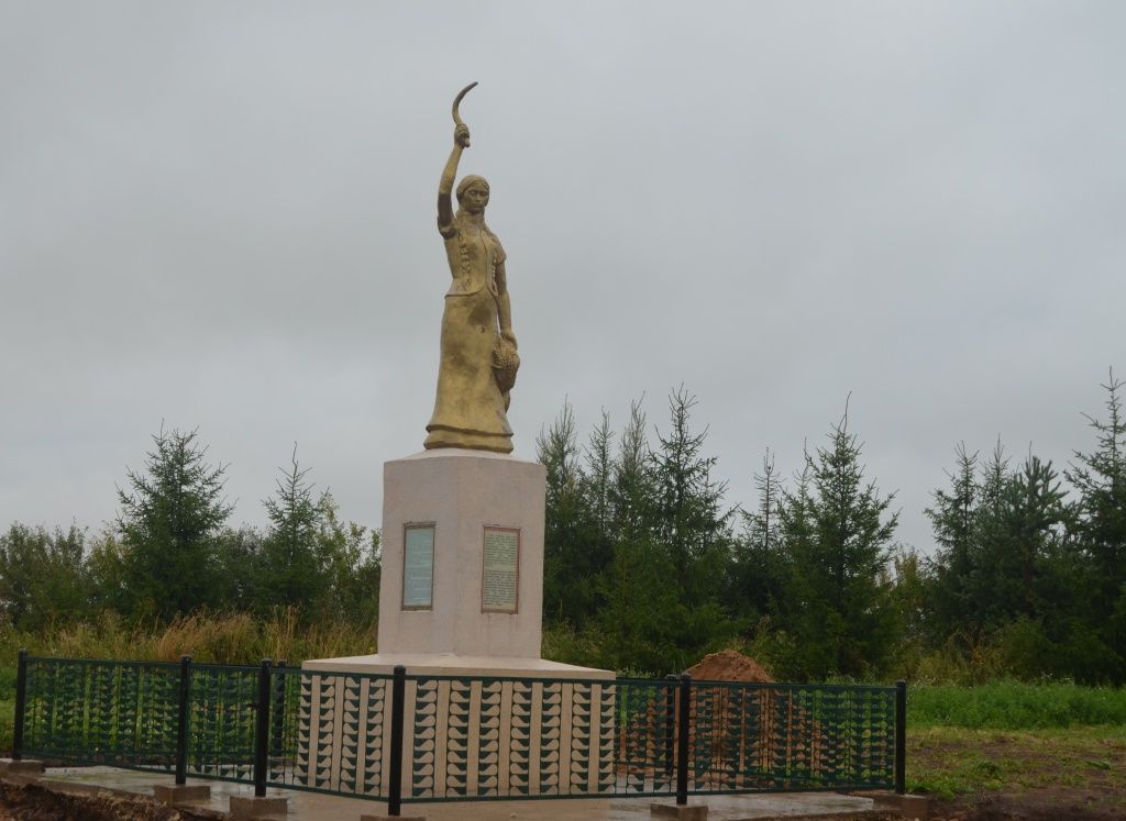 Отреставрированный памятник женщине-труженице как и Соборная мечеть стал стал достопримечательностью деревни.JPG