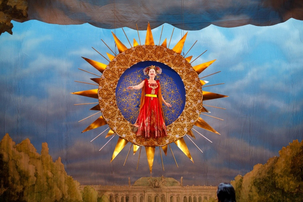 Артист должен быть готов ко всему. В роли оперной дивы- солистка Валерия Баландина. Фото Евгения Никифорова.jpg