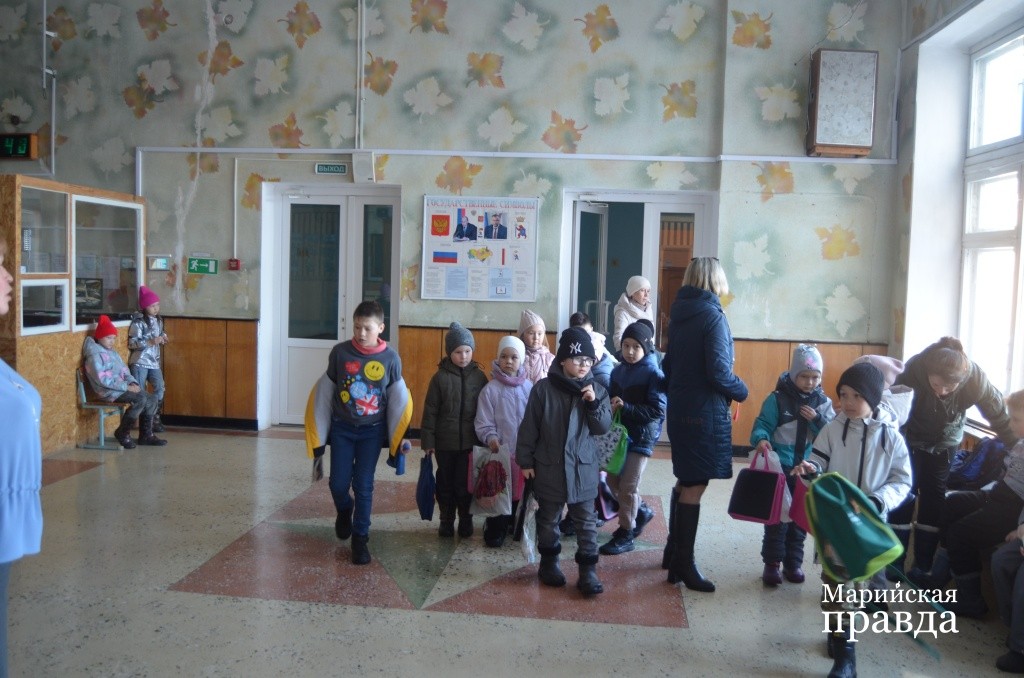 Дошколята из детского садика Теремок прибывают в сопровождении воспитателей 1.jpg