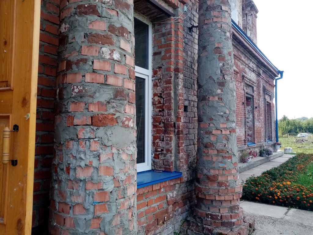 Вместо мусорных свалок вокруг храма - цветники. (Фото Натальи Кулишовой).