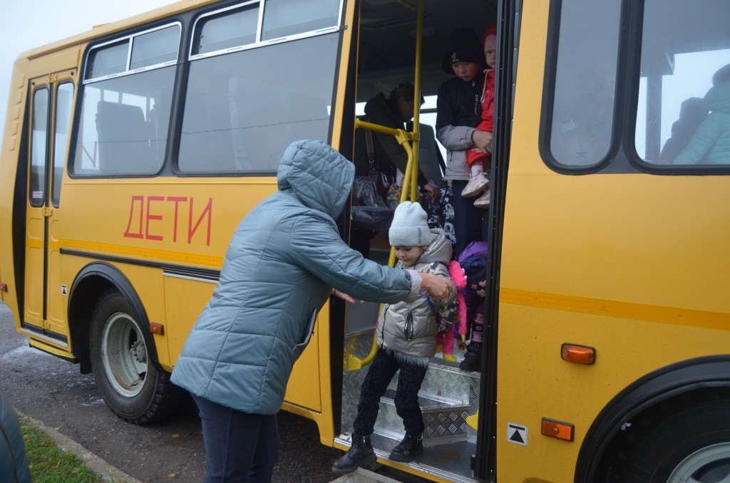 Воспитатели уже встречают малышей.jpg