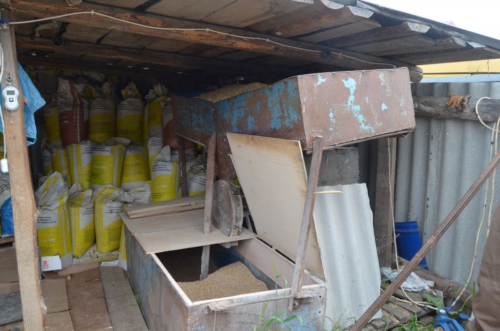 Самодельная мельница помогает дробить зерно.JPG