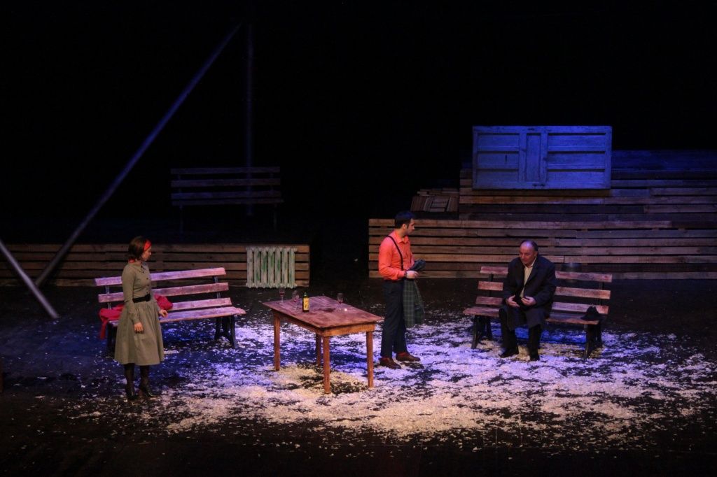 Сцена из спекталя Старший сын русского театра г. Грозный. фото предоставлено русским театром.jpg