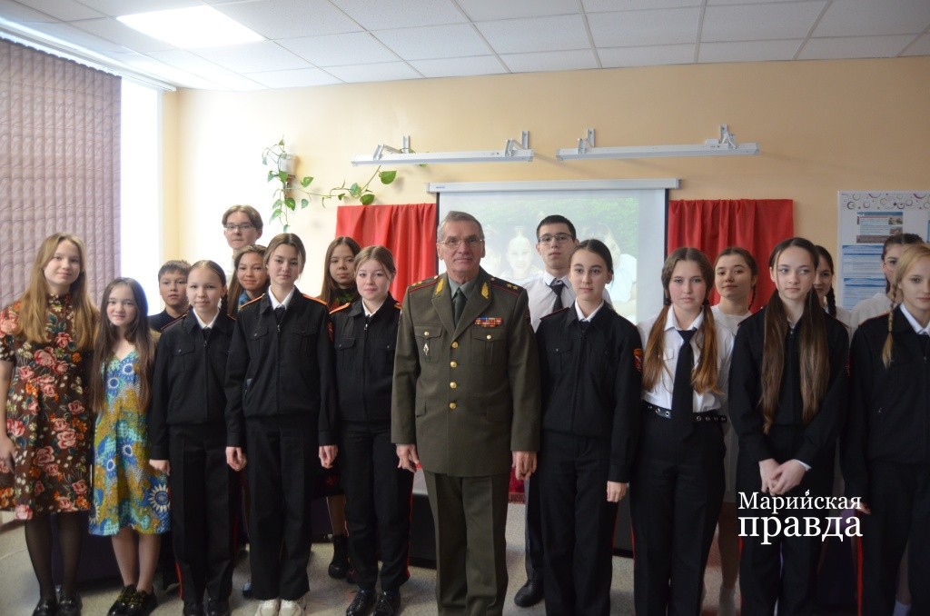 Генерал-лейтенант Петр Третьяков с артистами школьного театра, среди которых много кадетов..jpg