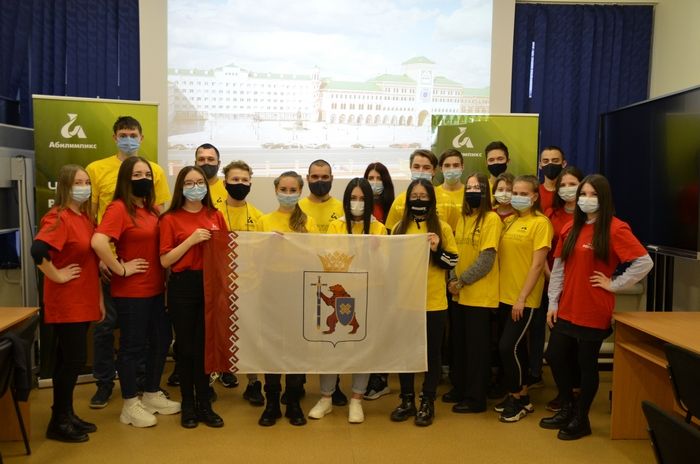 участники и волонтеры.JPG