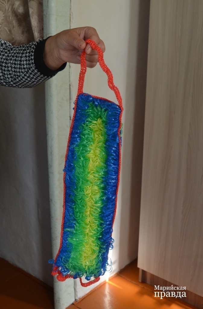 Многодетная мать вяжет мочалки и отправляет их бойцам на СВО..jpg