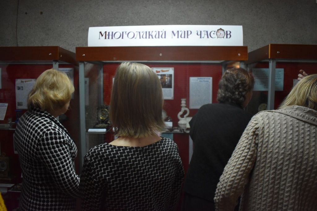 Гости рассматривают экспонаты