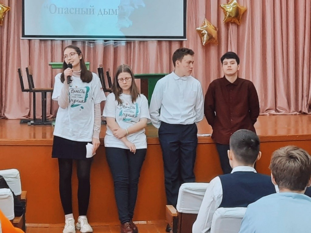 Активисты школы в течение года встречались с учениками 5-11 классов. Фото предоставлено Медведевской средней общеобразовательной школой № 2. ребята встречаются с 9 классов говорят о вреде курения.jpg
