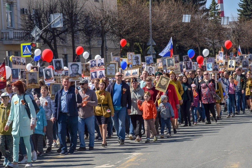 В одном строю с потомками "шли" боевые предки. (Фото пресс-службы Главы РМЭ).