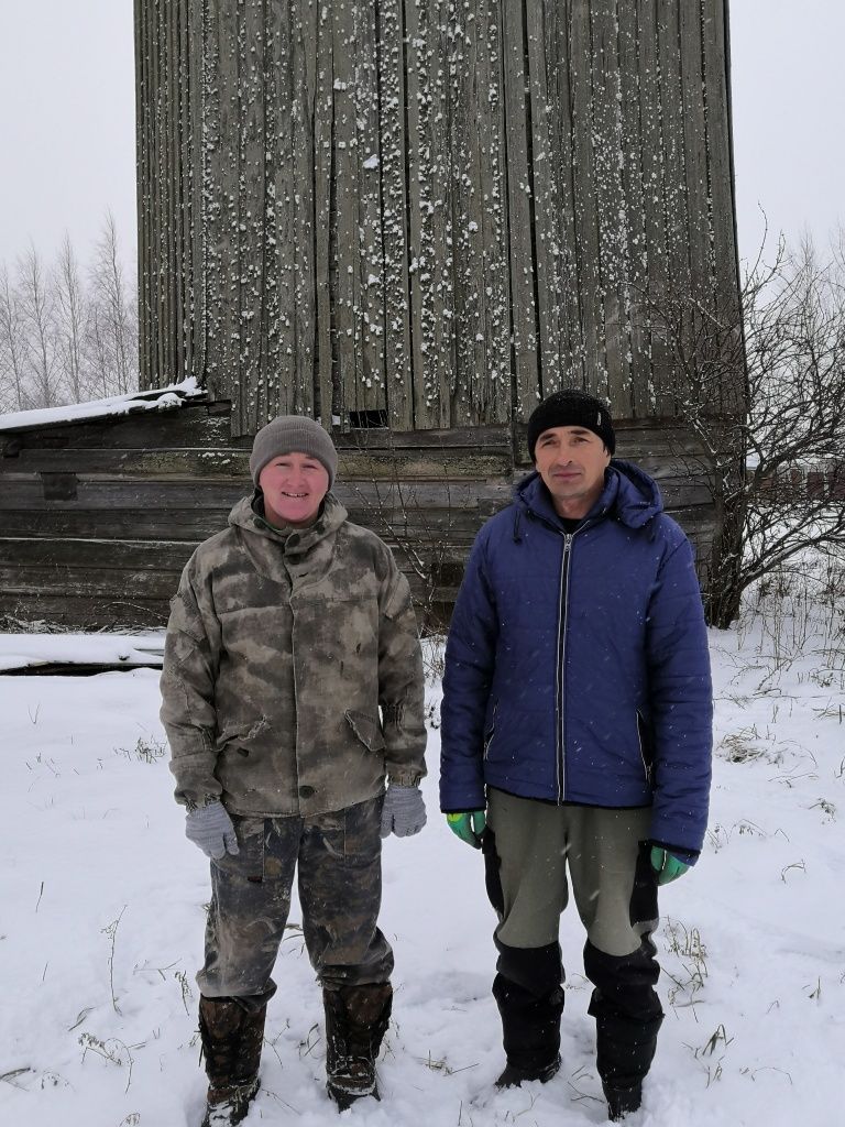 Целую неделю Руслан Горохов и Виталий Капустин безвозмездно трудились над спасением деревенского раритета.jpg